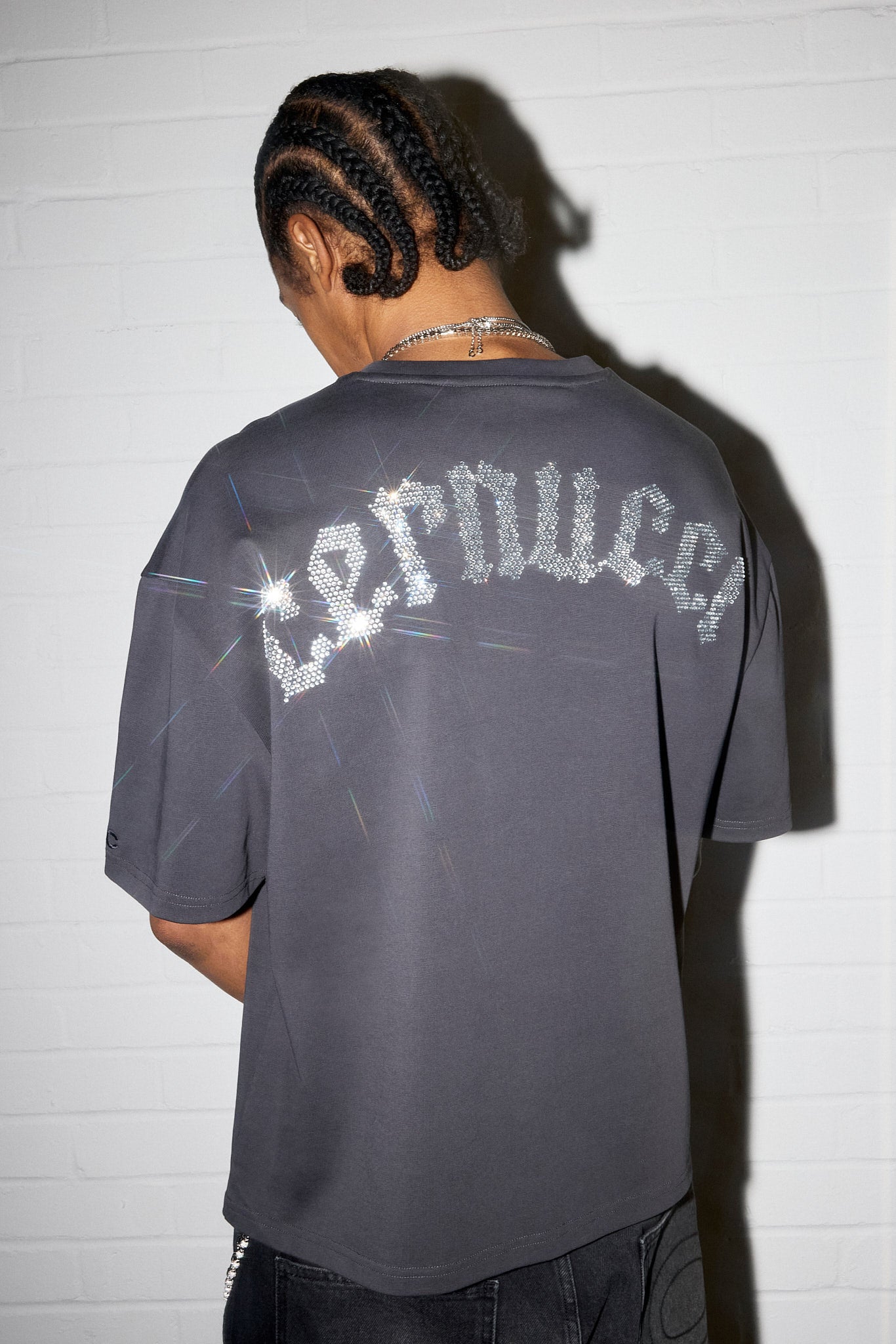 Kastenförmiges T-Shirt mit Strass-Logo – Anthrazit