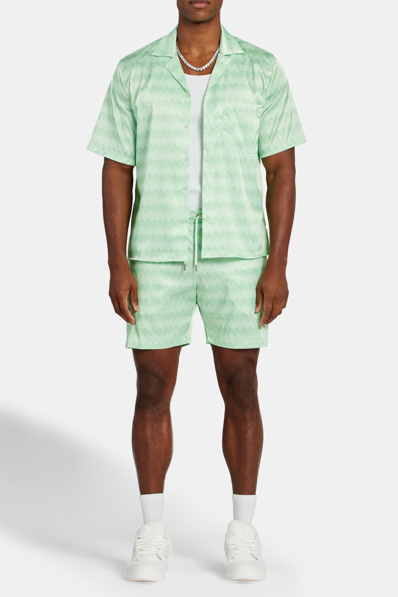 Cernucci – Satin-Shorts mit Repeat-Print – Limettengrün