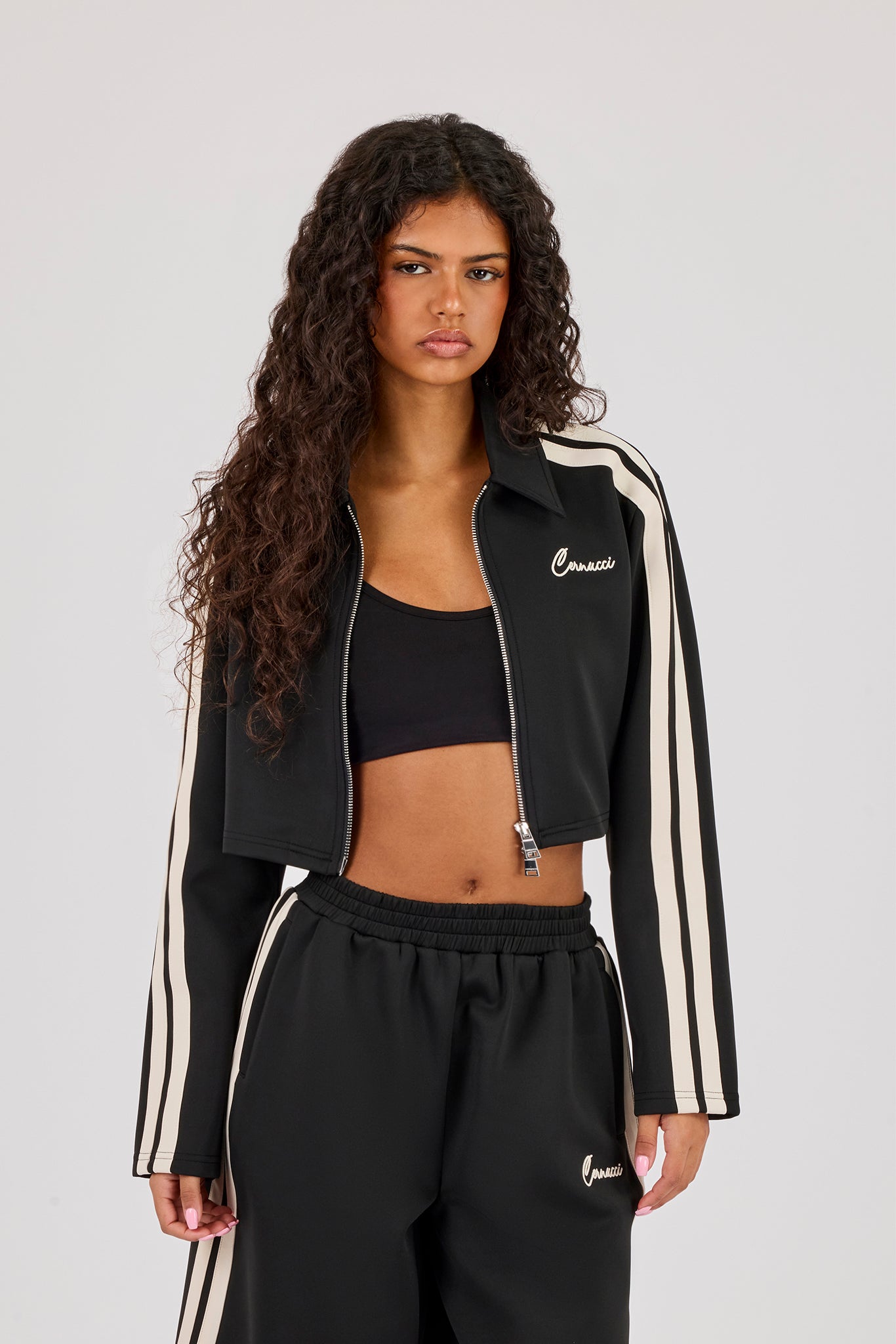 Kurze Harrington-Jacke mit Zierband - Schwarz