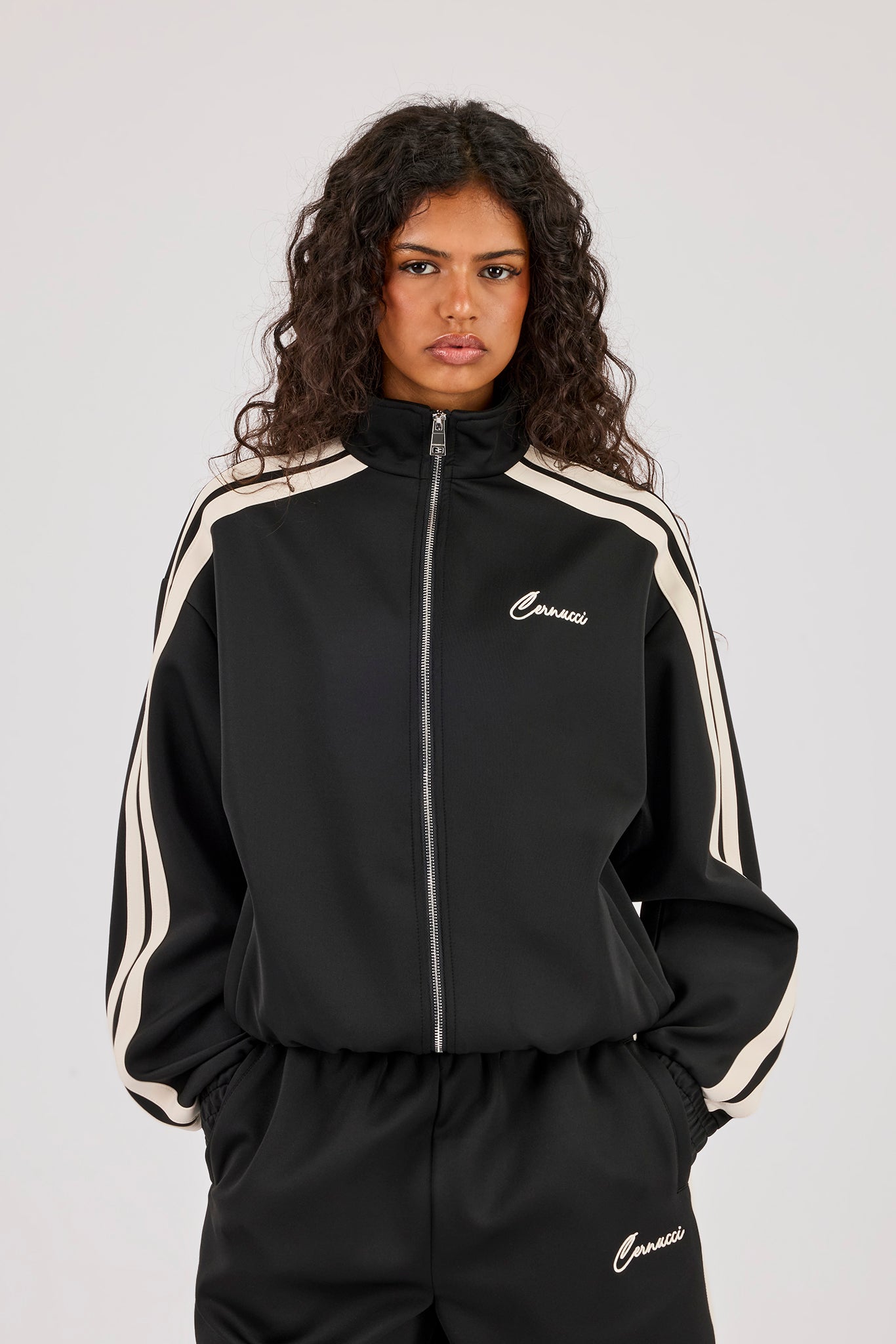 Trainingsjacke mit durchgehendem Reißverschluss und Trichterhalsband - Schwarz