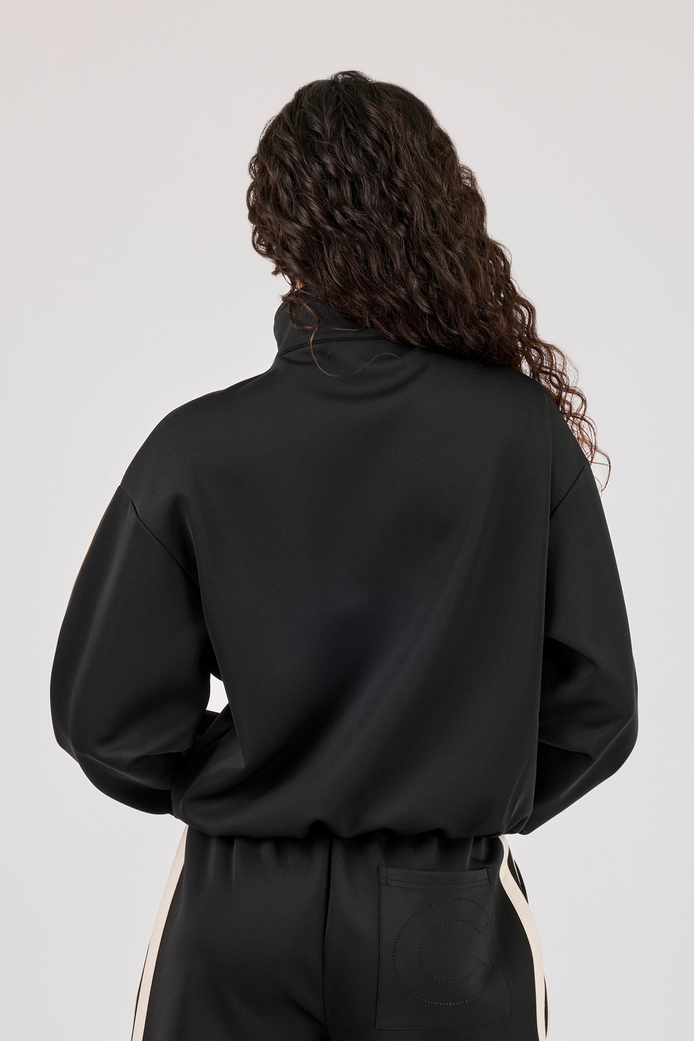 Trainingsjacke mit durchgehendem Reißverschluss und Trichterhalsband - Schwarz