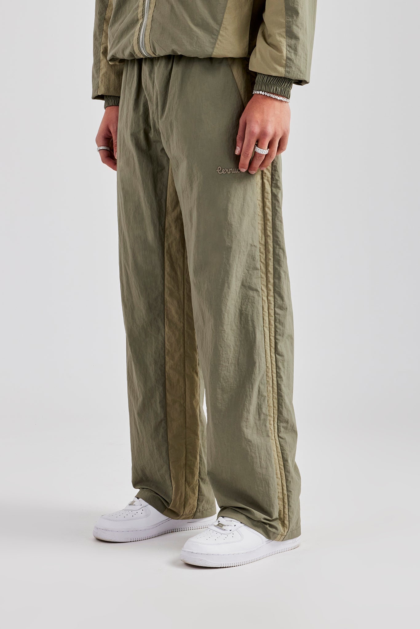 Cernucci – Trainingshose aus Nylon mit Kontrasteinsätzen – Khaki