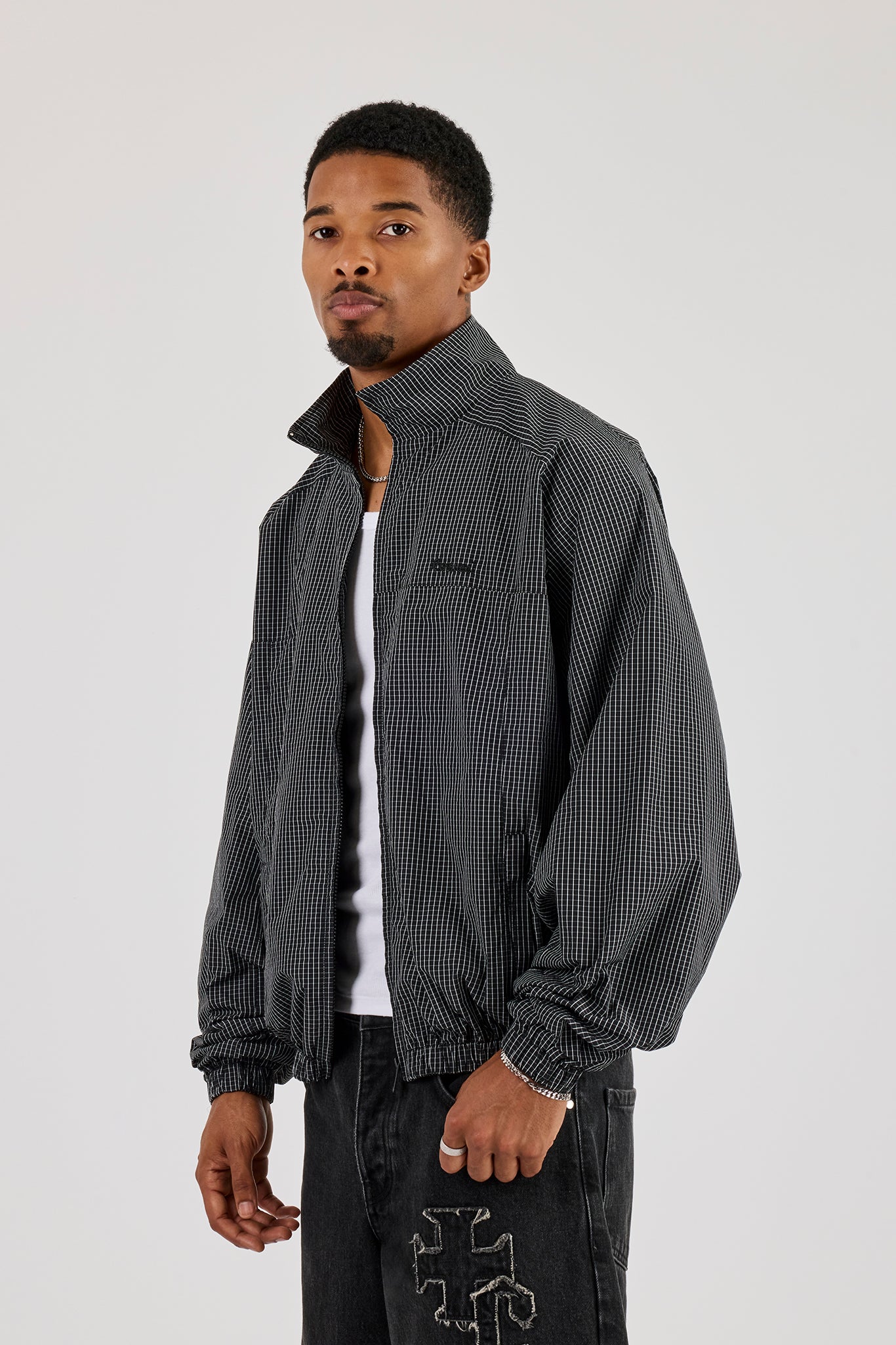 Windbreaker mit Funnel Neck und Karomuster – Schwarz