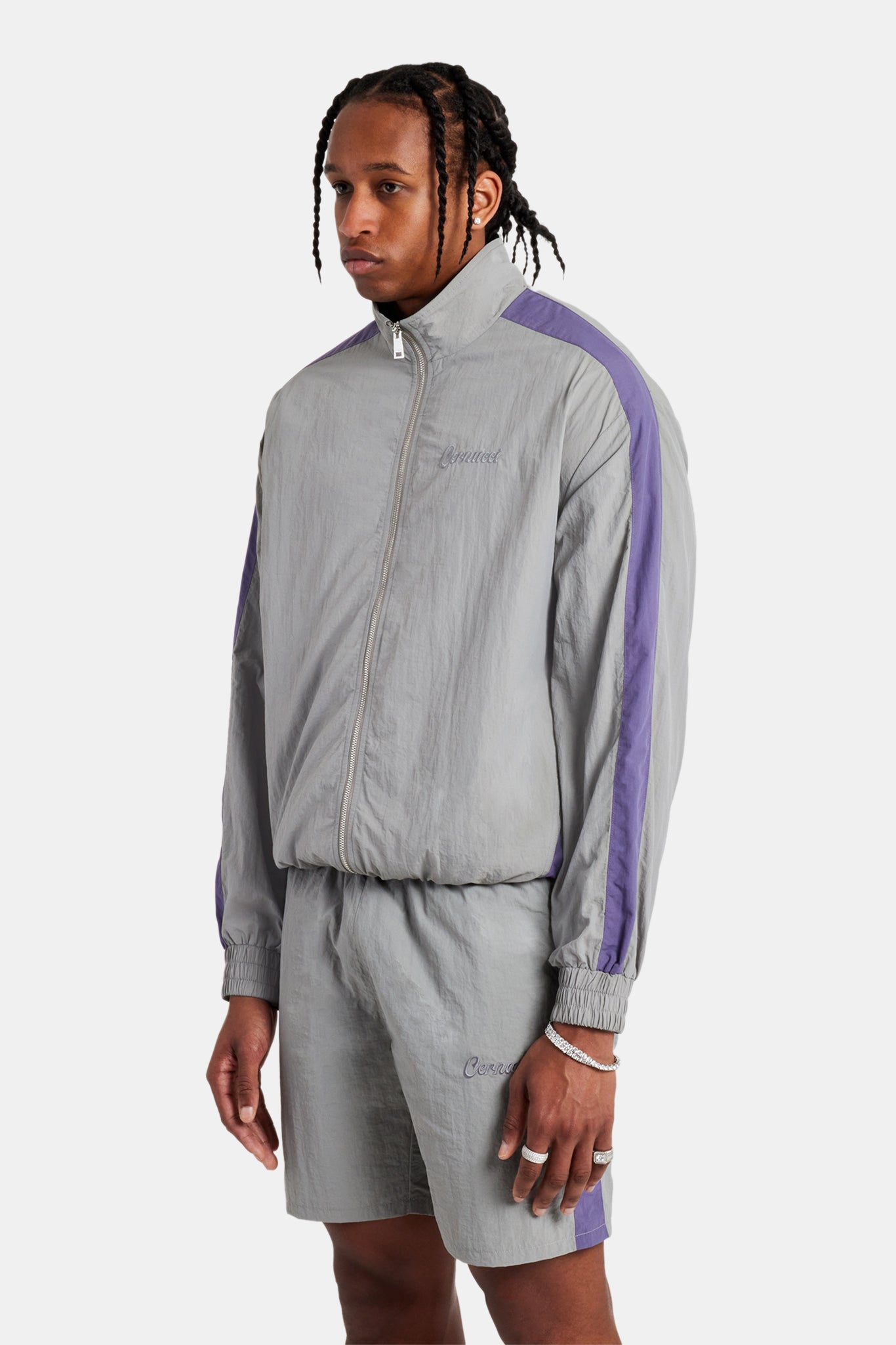 Cernucci – Set aus Trainingsjacke und Shorts aus Nylon mit Einsätzen – Anthrazit