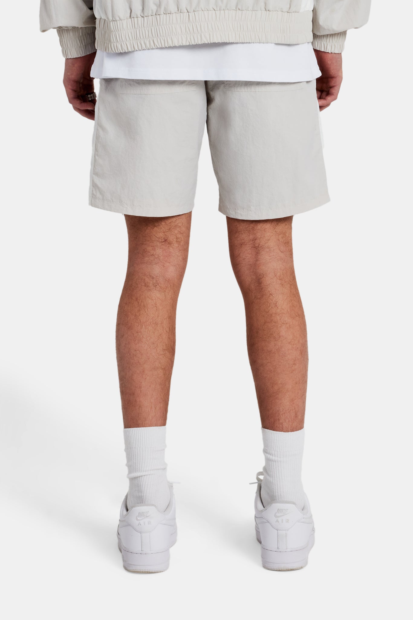 Cernucci – Lockere Shorts aus Nylon mit Einsätzen – Stein