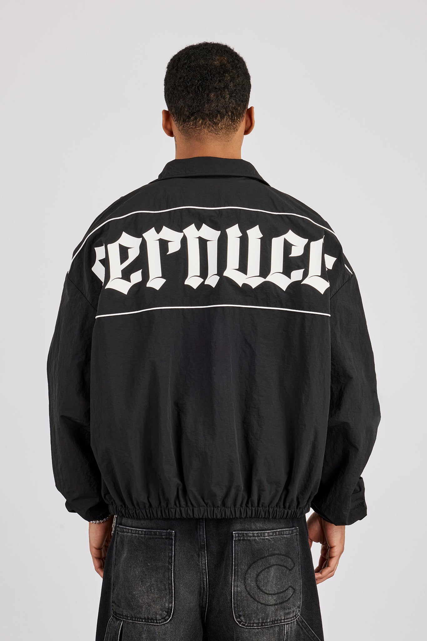 Nylon-Trainingsjacke mit Stehkragen und Kontrastfarben – Schwarz