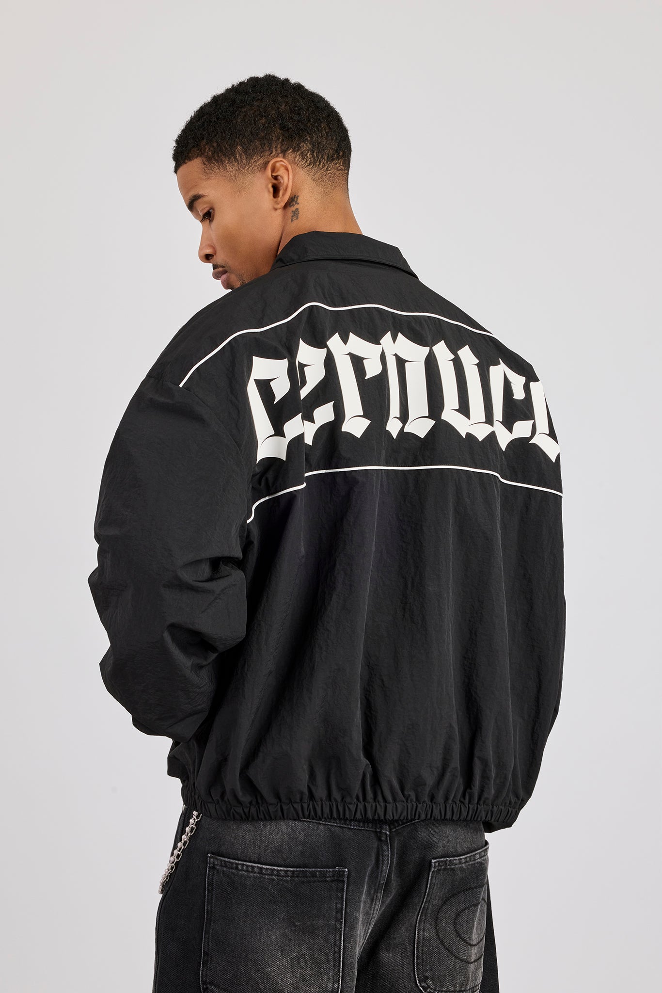 Nylon-Trainingsjacke mit Stehkragen und Kontrastfarben – Schwarz