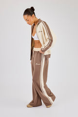 Trainingsjacke und Hose mit Kontrastdetails