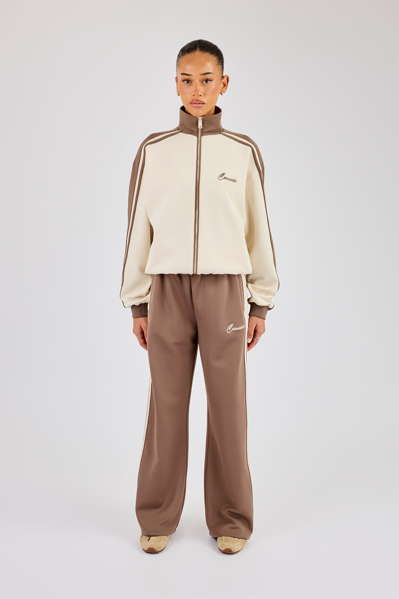 Trainingsjacke und Hose mit Kontrastdetails