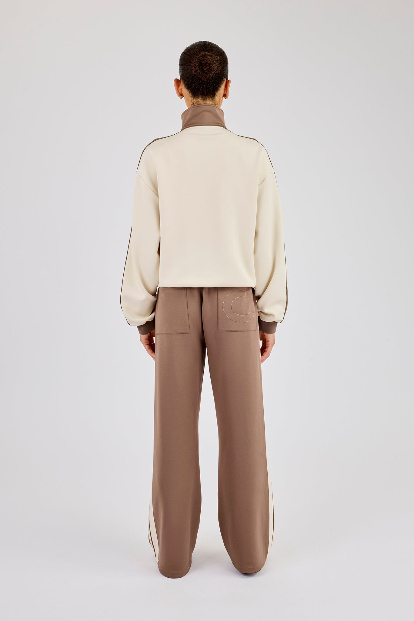 Trainingsjacke und Hose mit Kontrastdetails