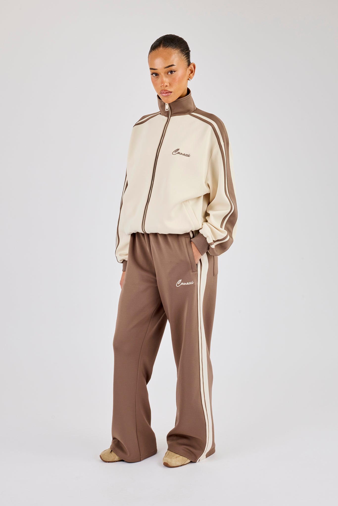 Trainingsjacke und Hose mit Kontrastdetails