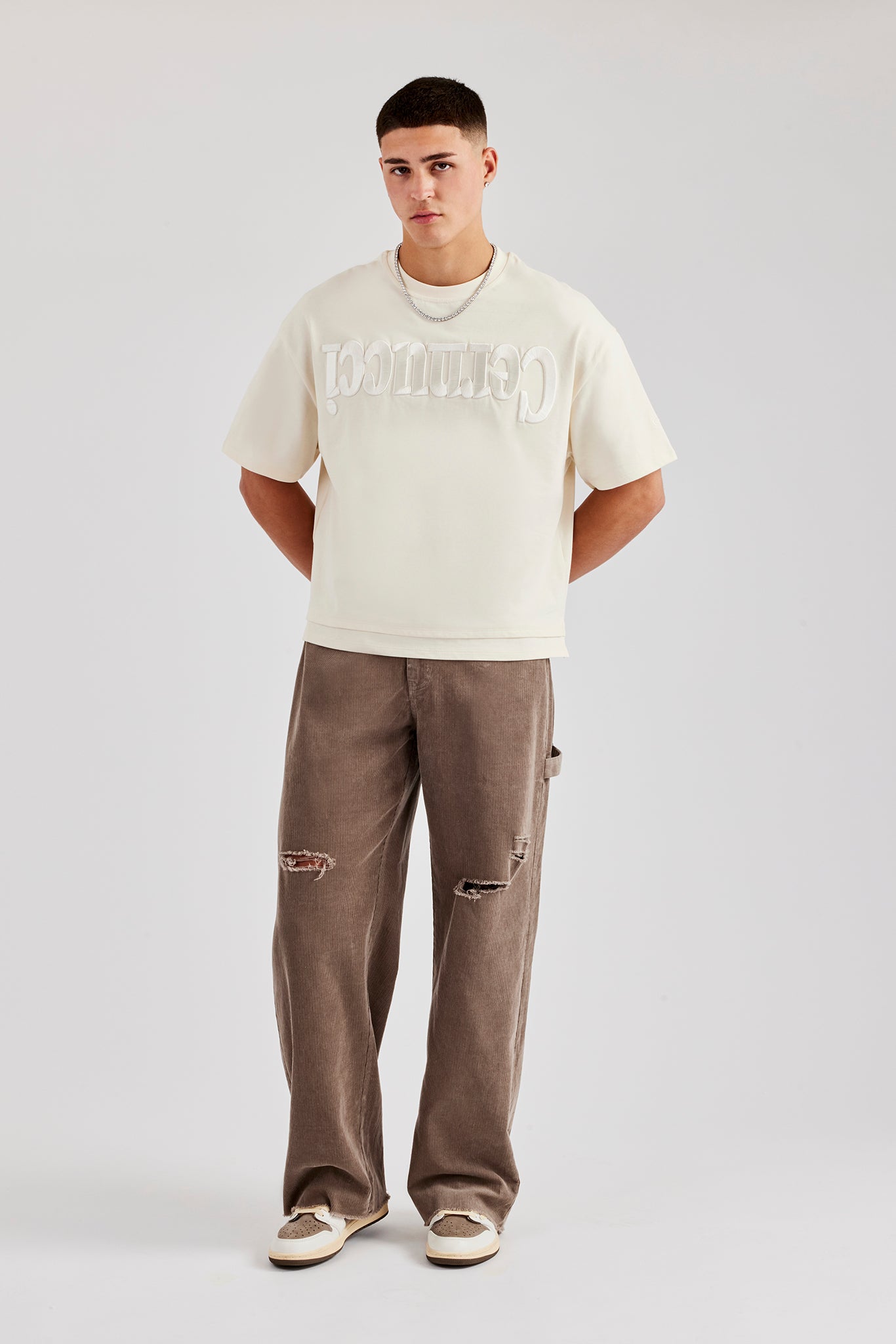 Verwaschenes, besticktes T-Shirt mit Kunstschichtmuster - Off White