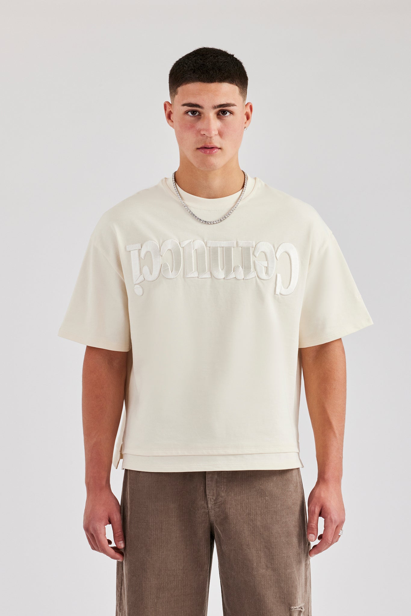 Verwaschenes, besticktes T-Shirt mit Kunstschichtmuster - Off White