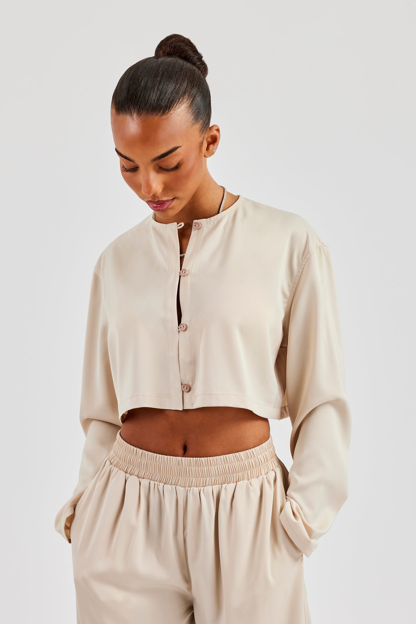 Kurzes Satin-Top mit Knopfleiste - Beige