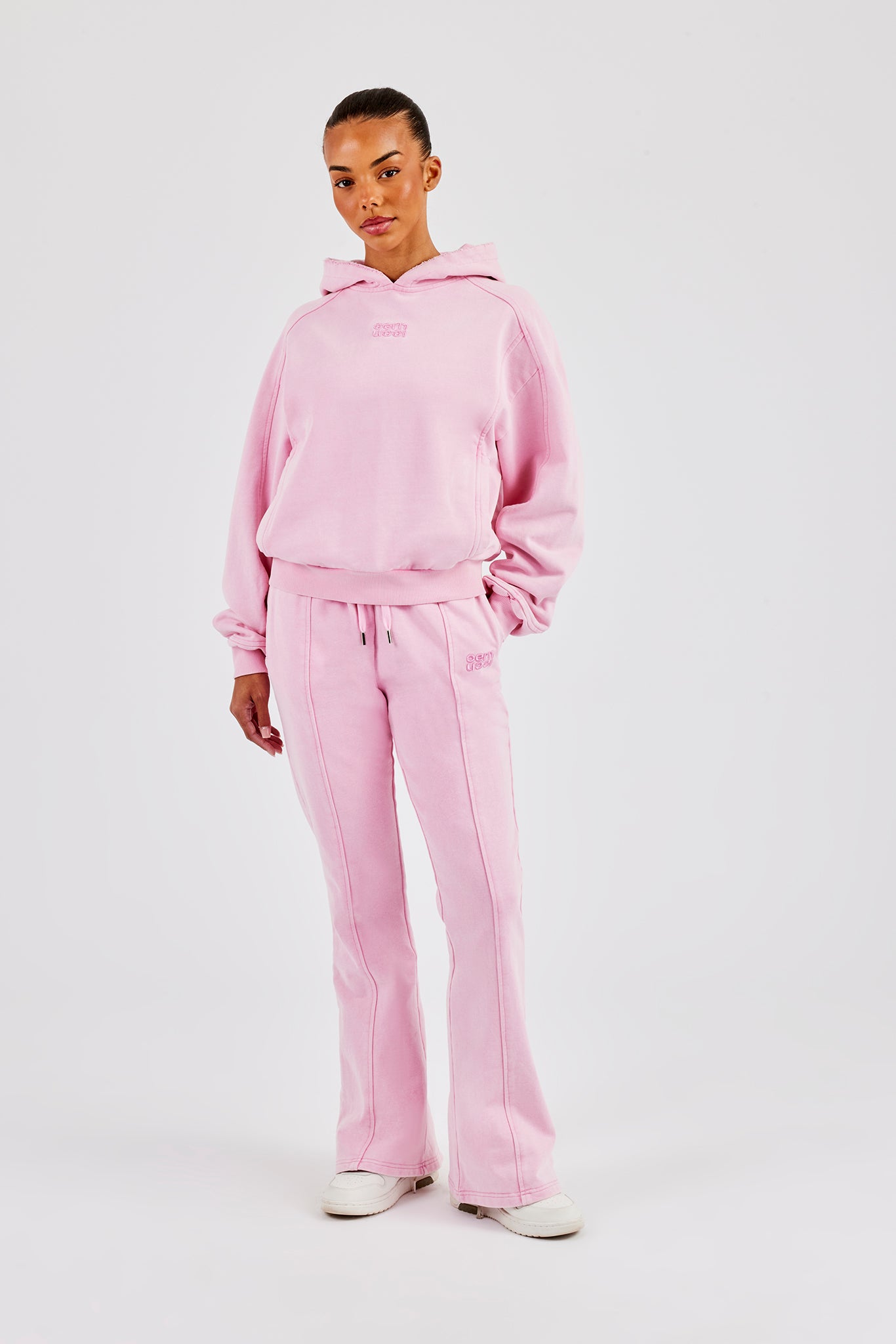 Kurzer Raglan-Hoodie und Schlaghose – verwaschenes Rosa