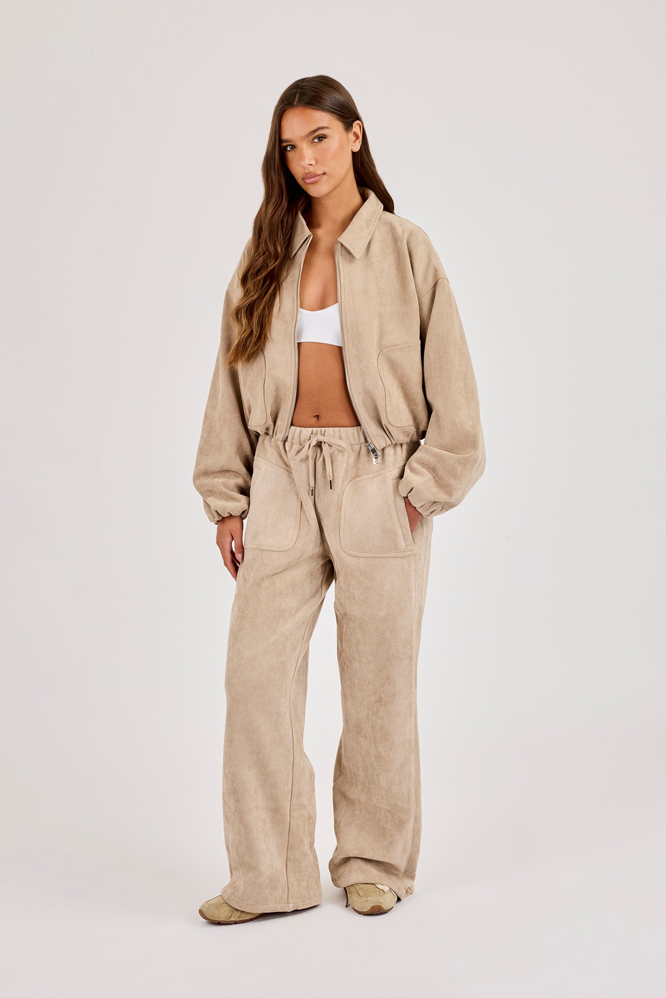 Bomberjacke aus Wildleder mit Kragen und Hose mit weitem Bein - Beige
