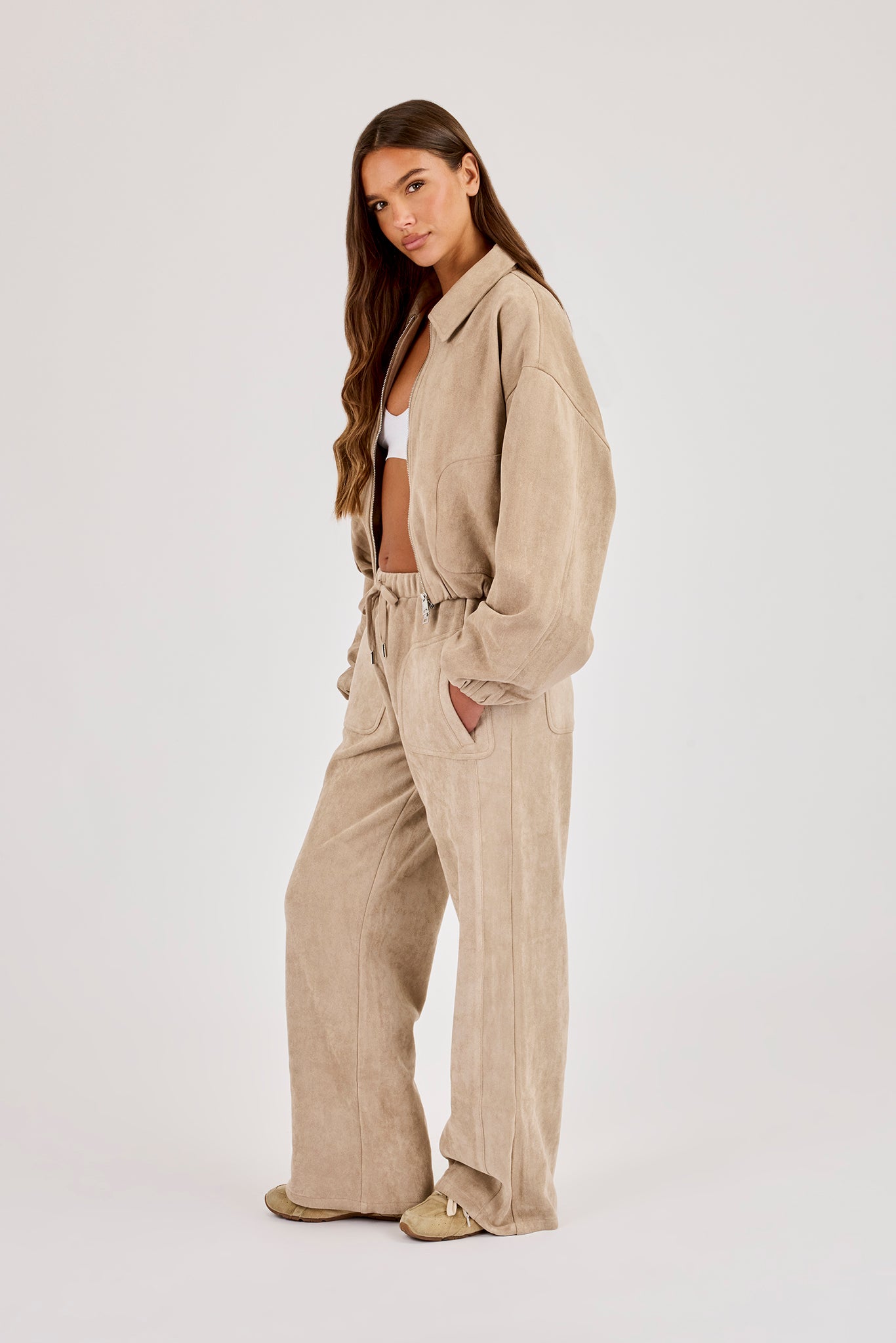 Bomberjacke aus Wildleder mit Kragen und Hose mit weitem Bein - Beige