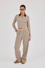 Gestreiftes, tailliertes Poloshirt & weite Hose – Off-White