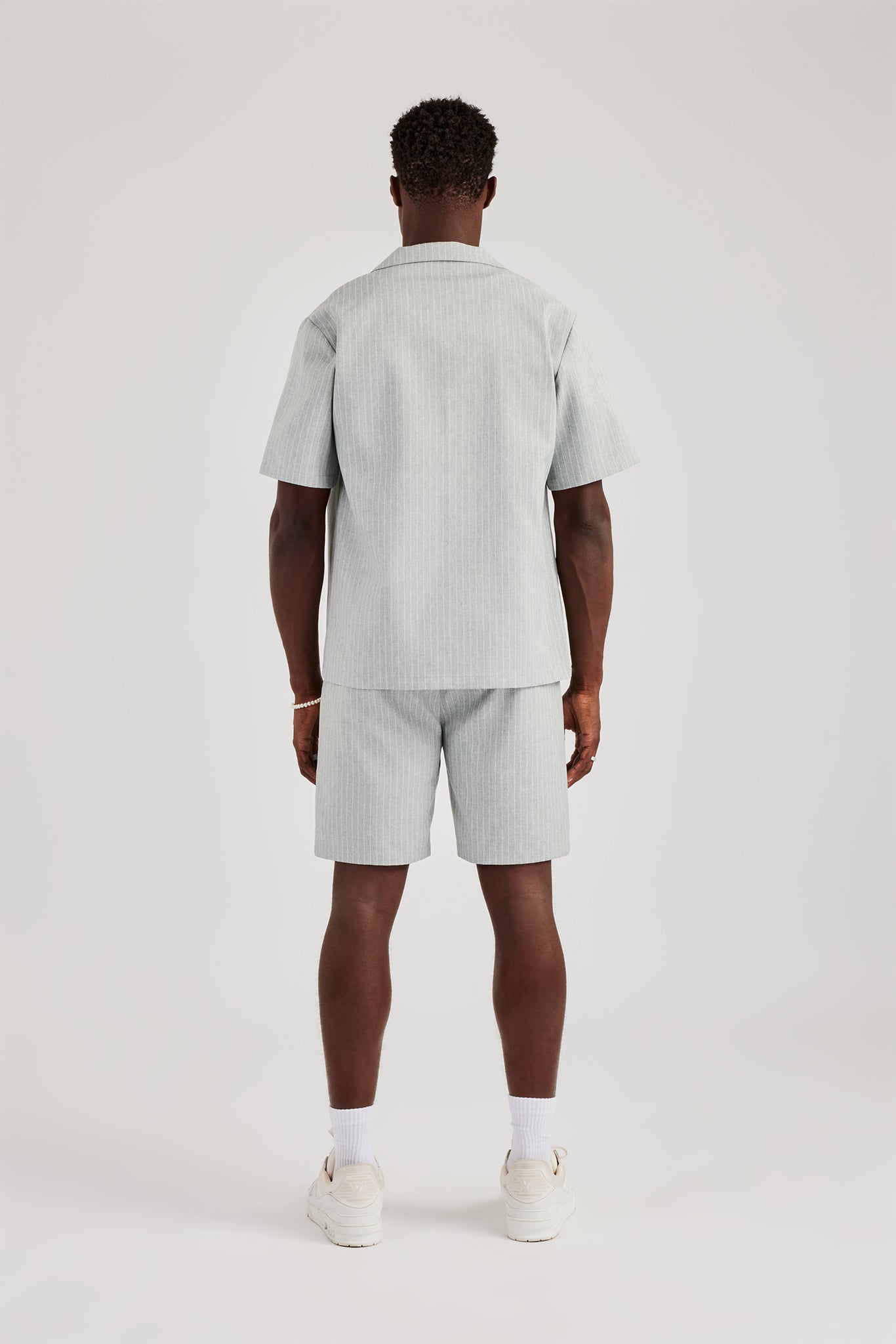 Set aus gestreiftem Hemd und Shorts mit Reverskragen und Knopfleiste