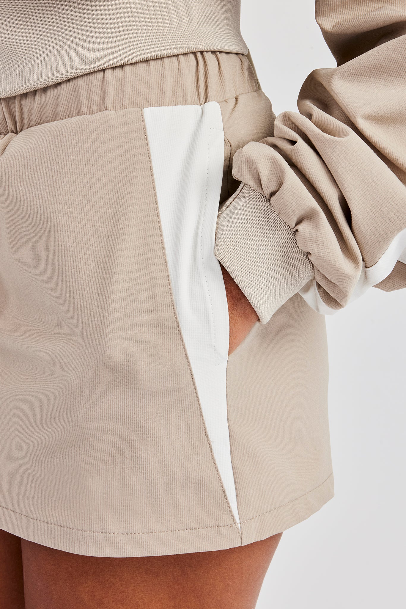 Minirock aus Nylon mit Einsätzen - Stein