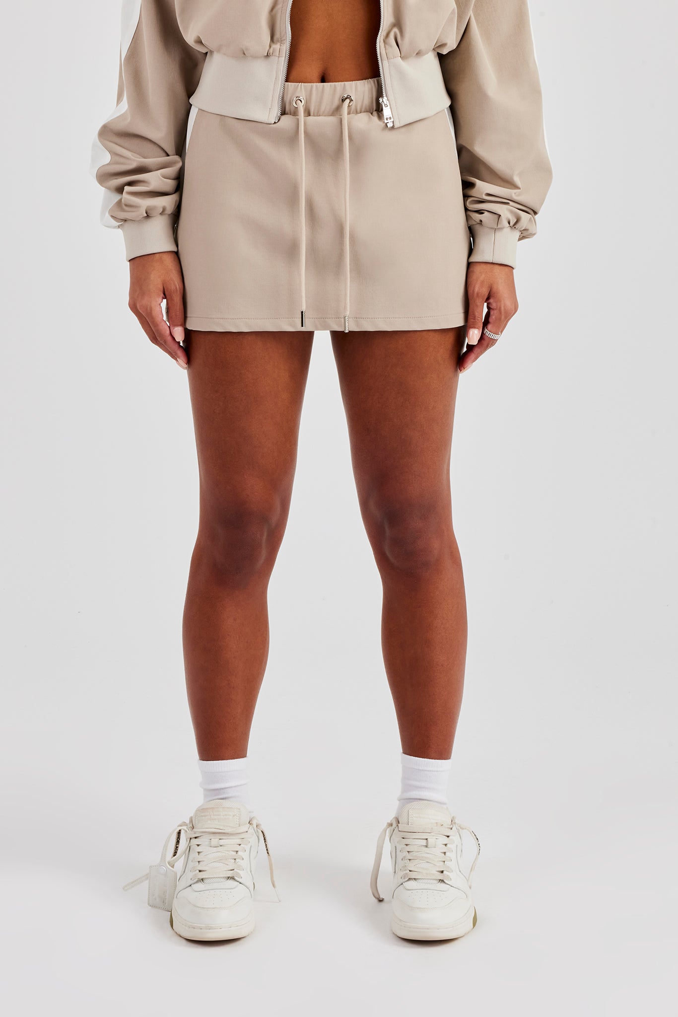 Minirock aus Nylon mit Einsätzen - Stein