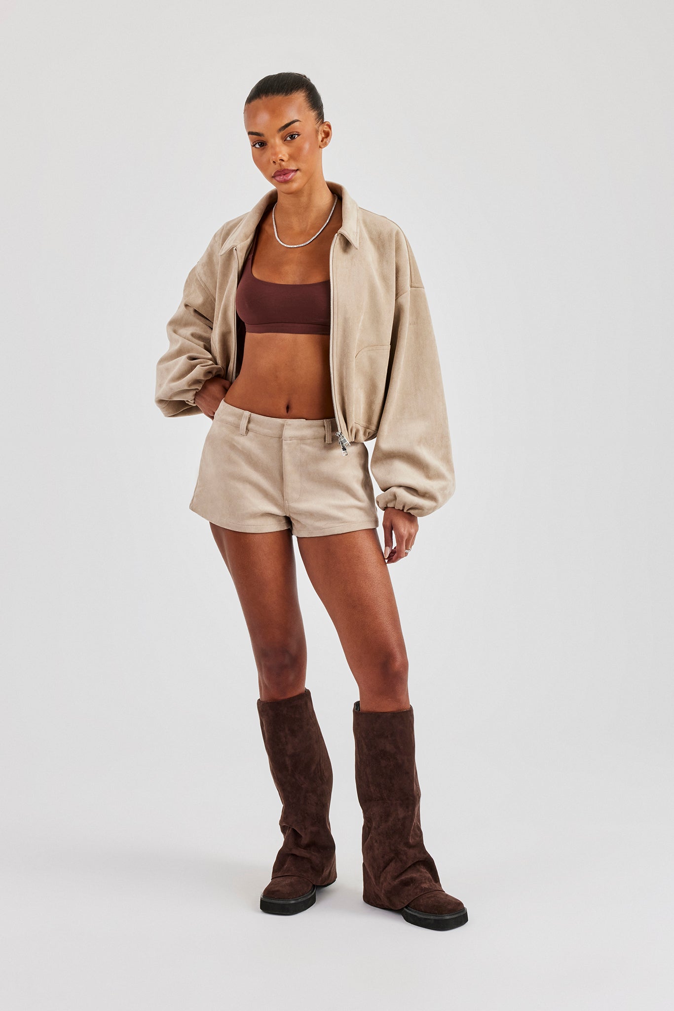 Bomberjacke mit Kragen aus Wildleder und Micro-Shorts - Beige