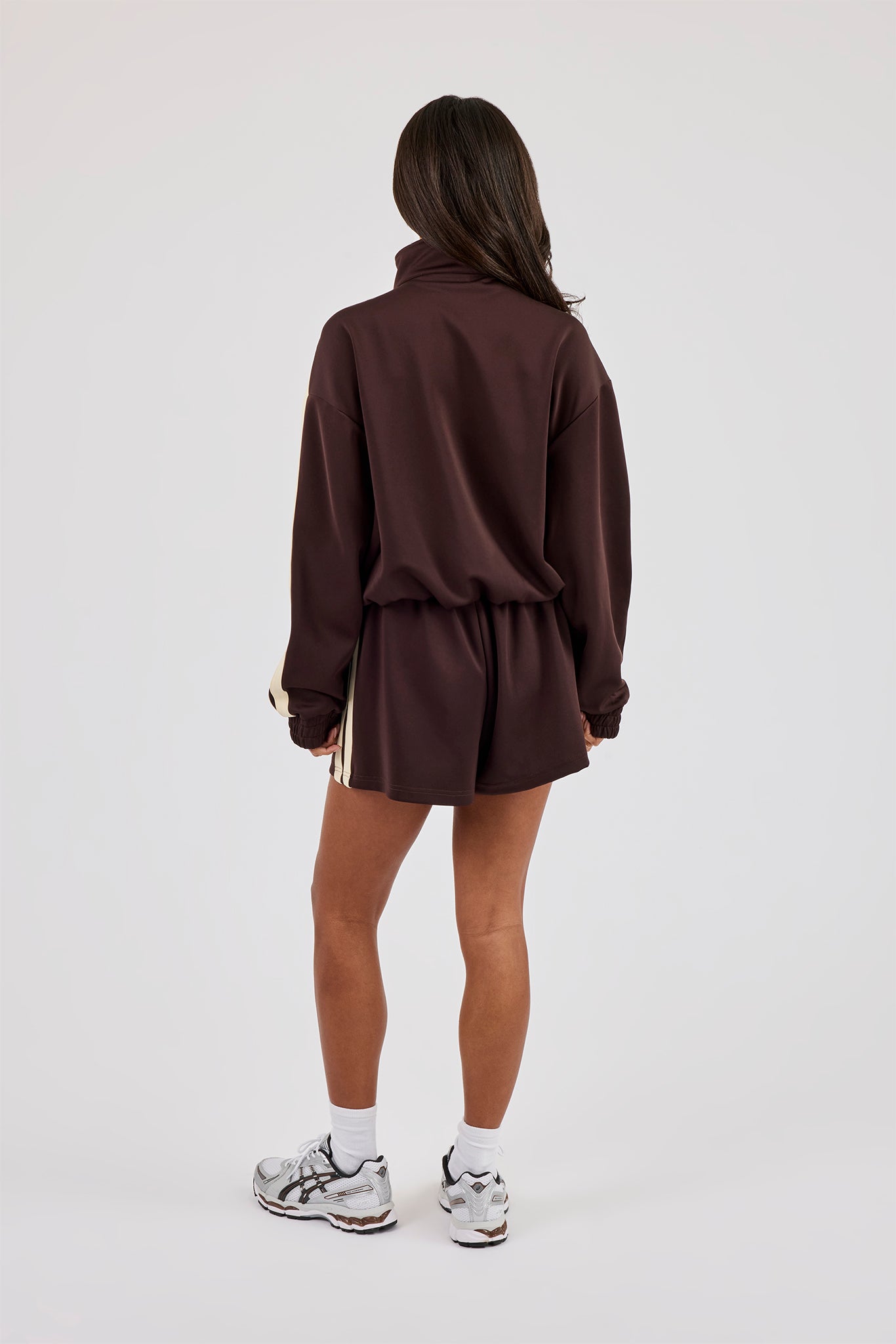 Trichterhals Jacke mit Reißverschluss und Band in Buttergelb & Shorts - Chocolate