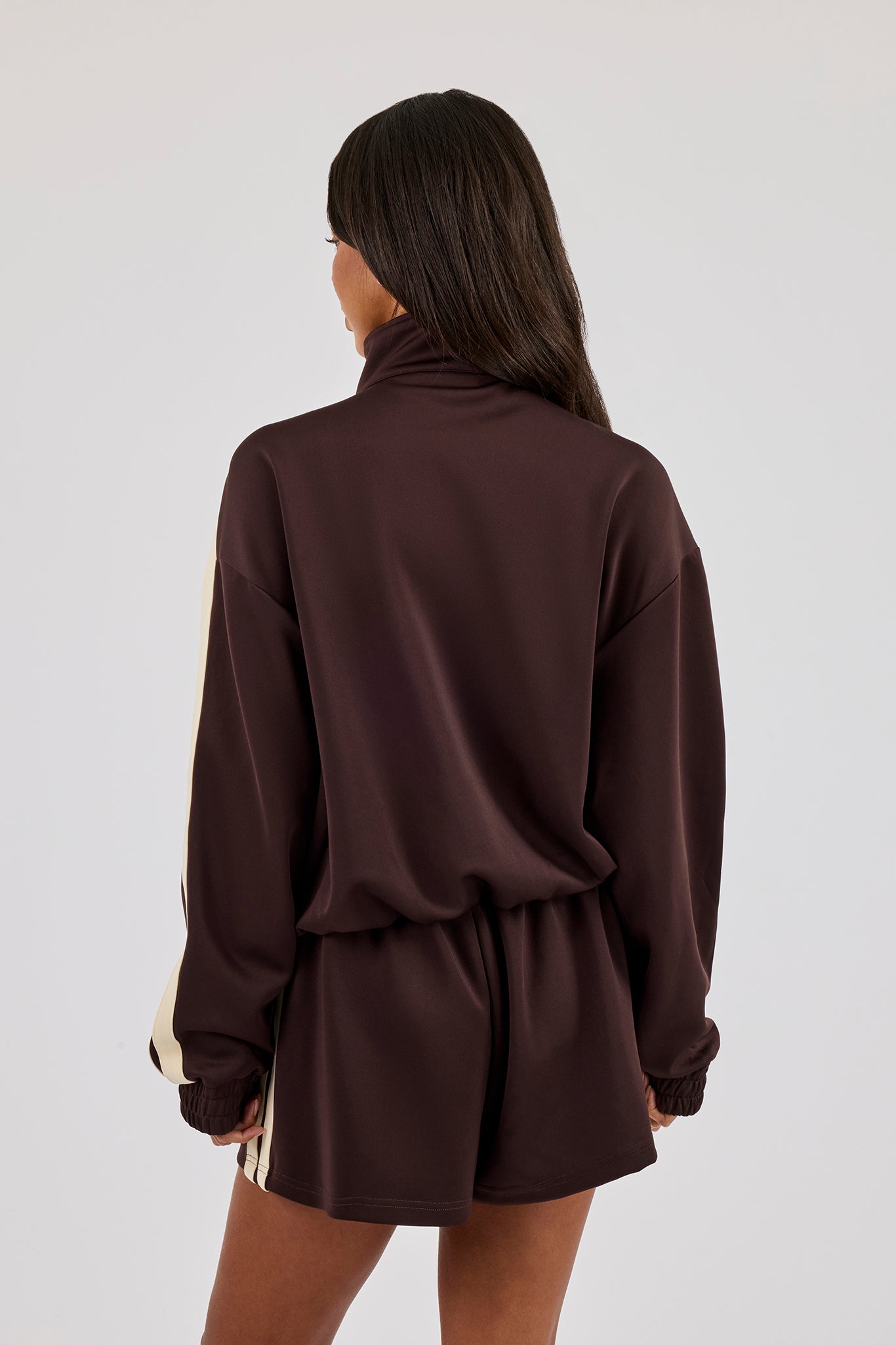 Buttergelbe Trainingsjacke mit Trichterhalsausschnitt und durchgehendem Reißverschluss - Schokolade