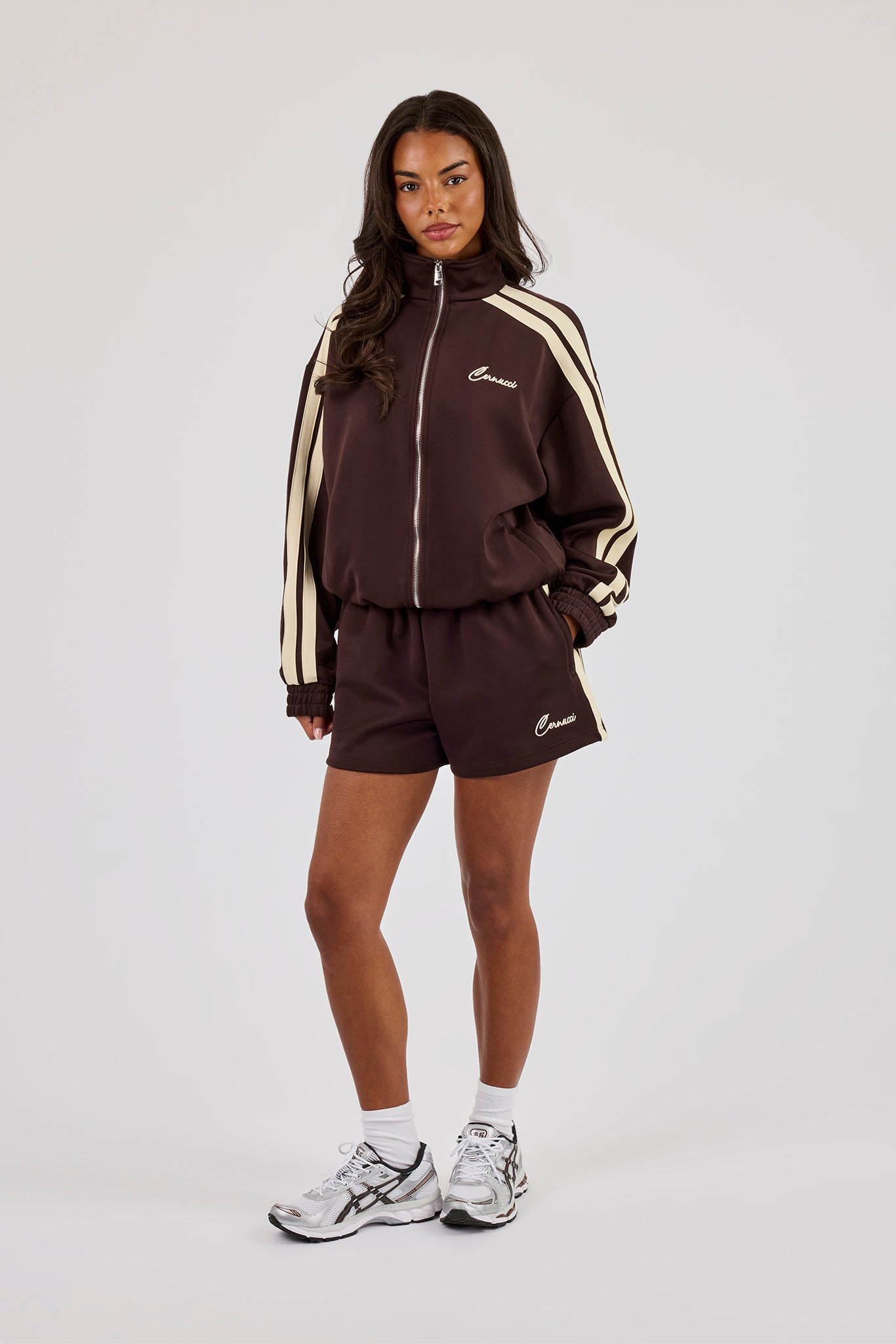 Buttergelbe Trainingsjacke mit Trichterhalsausschnitt und durchgehendem Reißverschluss - Schokolade