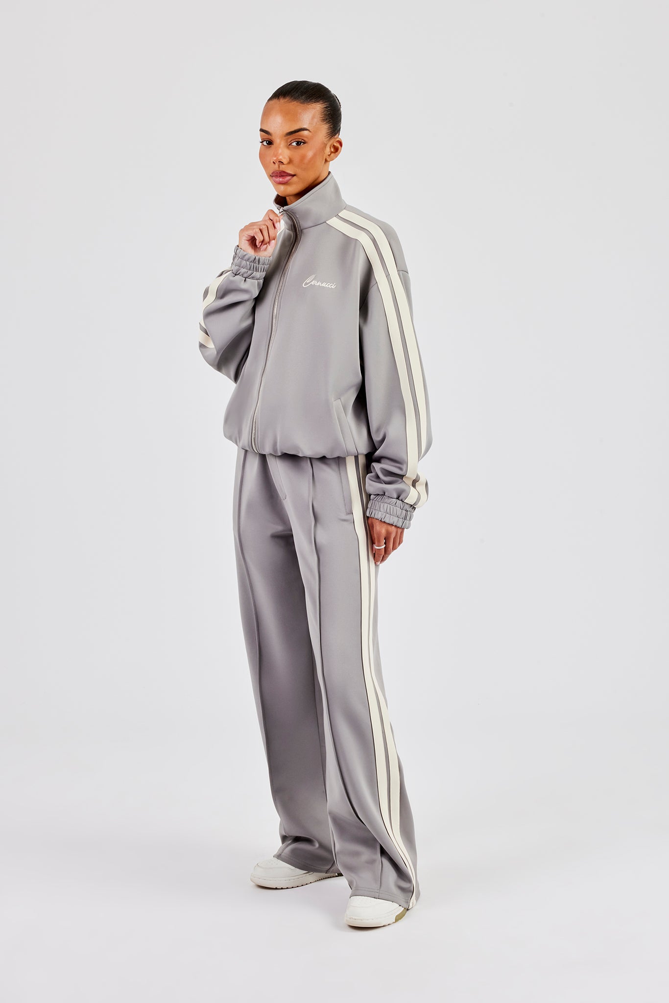 Jacke mit Trichterhalsausschnitt und maßgeschneiderte Hose – Grau