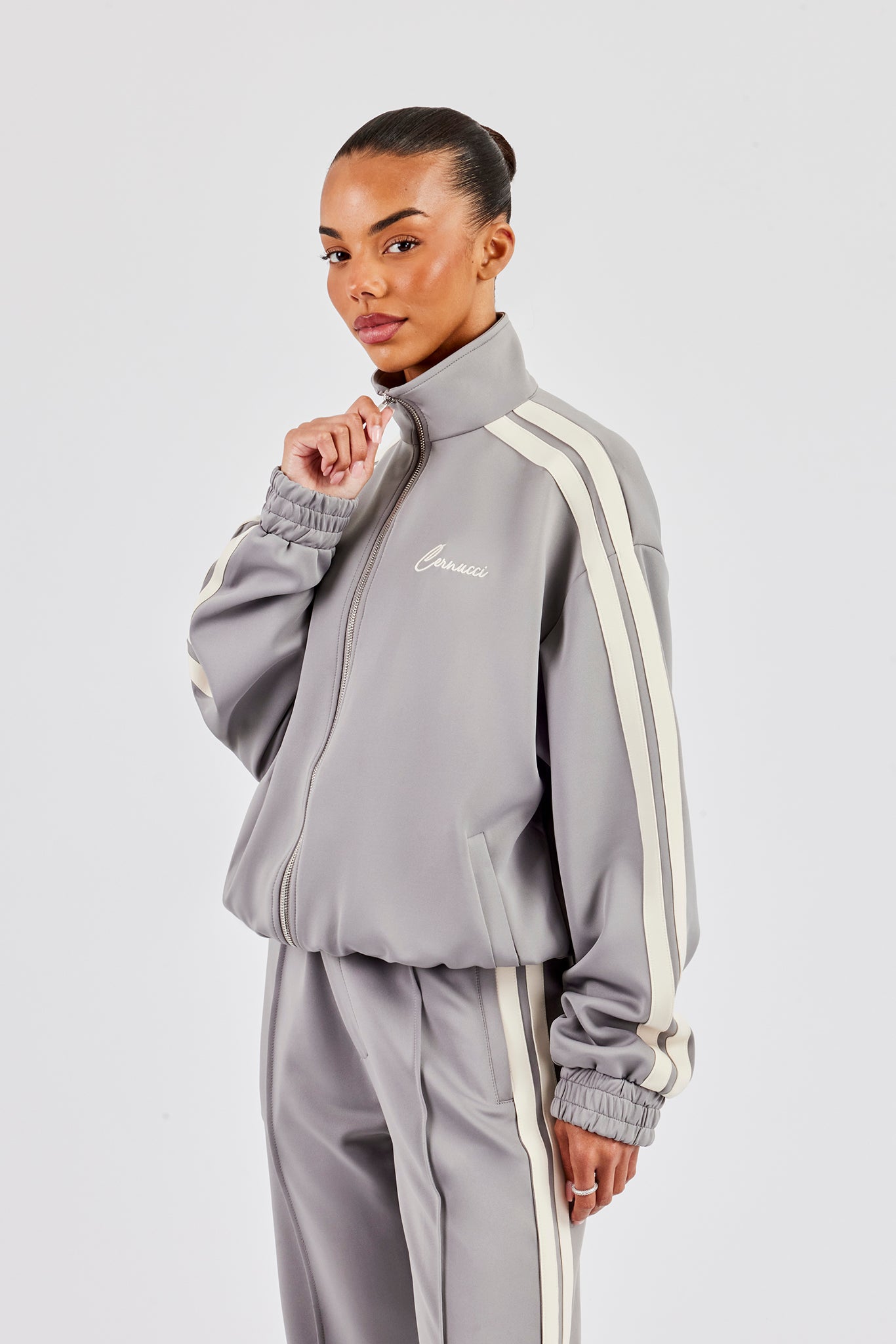 Jacke mit Trichterhalsausschnitt und maßgeschneiderte Hose – Grau