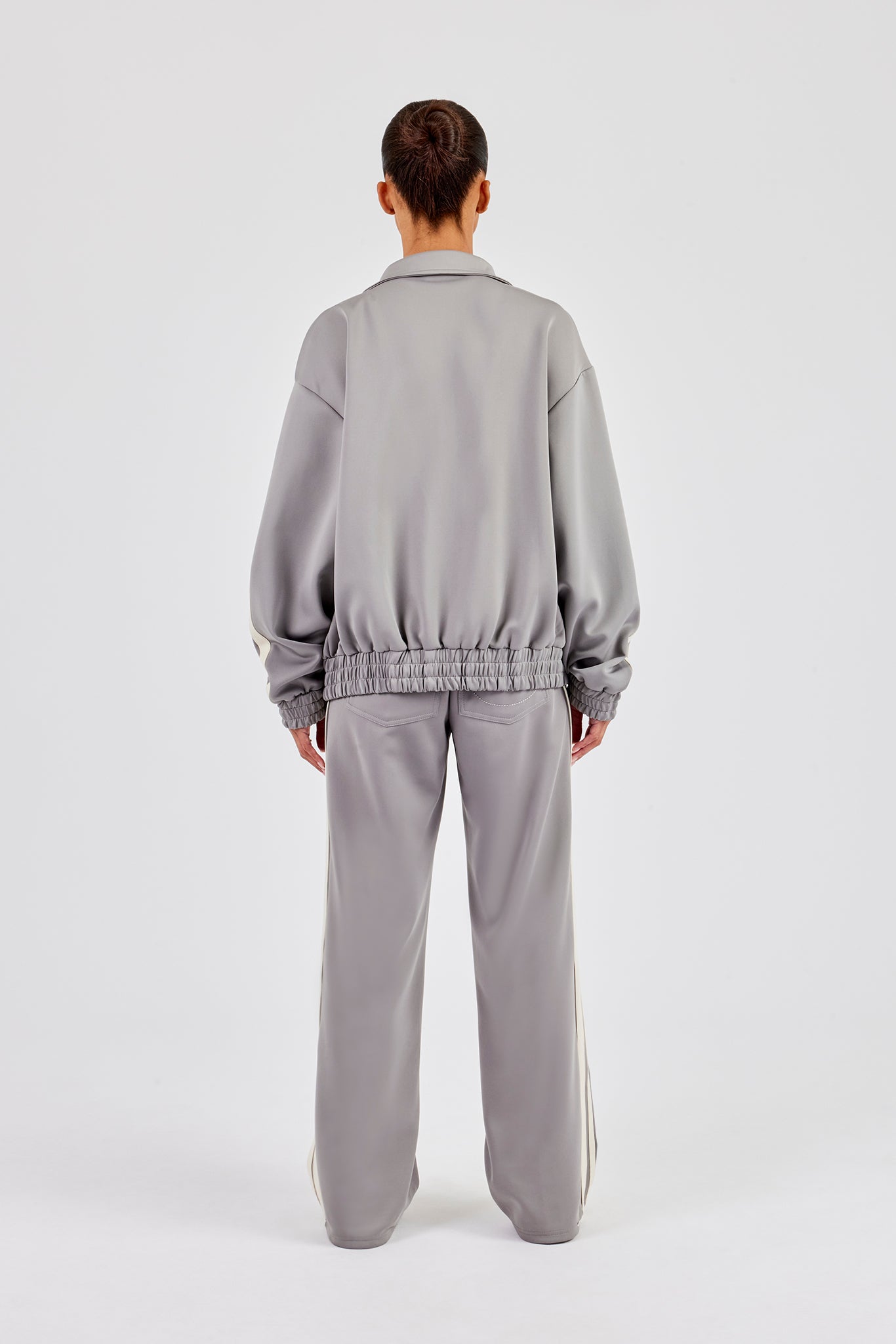 Jacke mit Trichterhalsausschnitt und maßgeschneiderte Hose – Grau