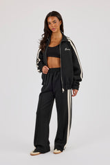 Jacke mit Trichterhalsausschnitt und Jogginghose mit weitem Bein - Schwarz