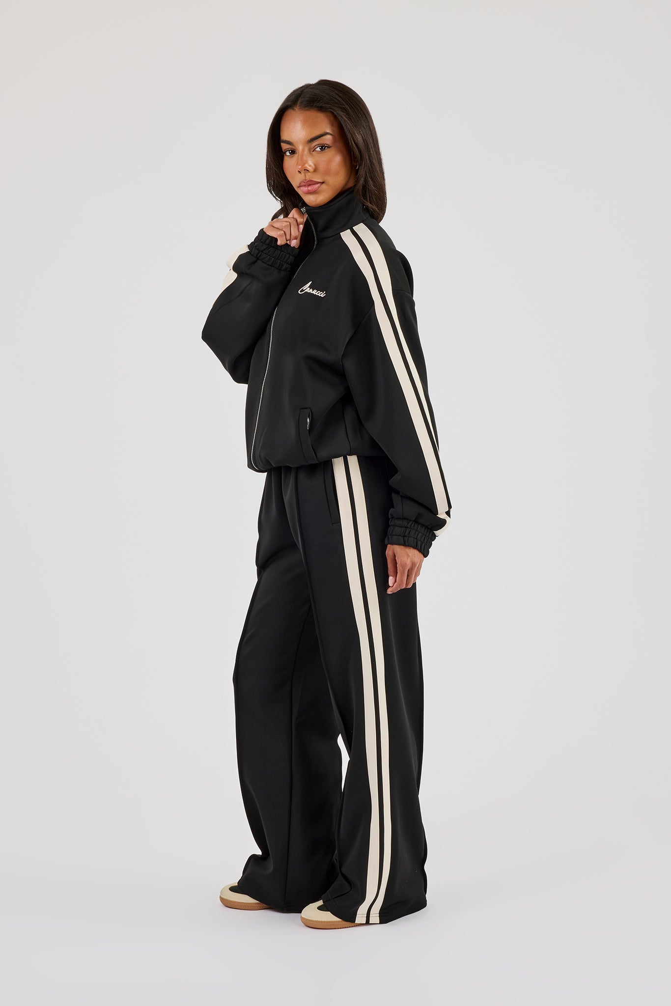 Jacke mit Trichterhalsausschnitt und Jogginghose mit weitem Bein - Schwarz