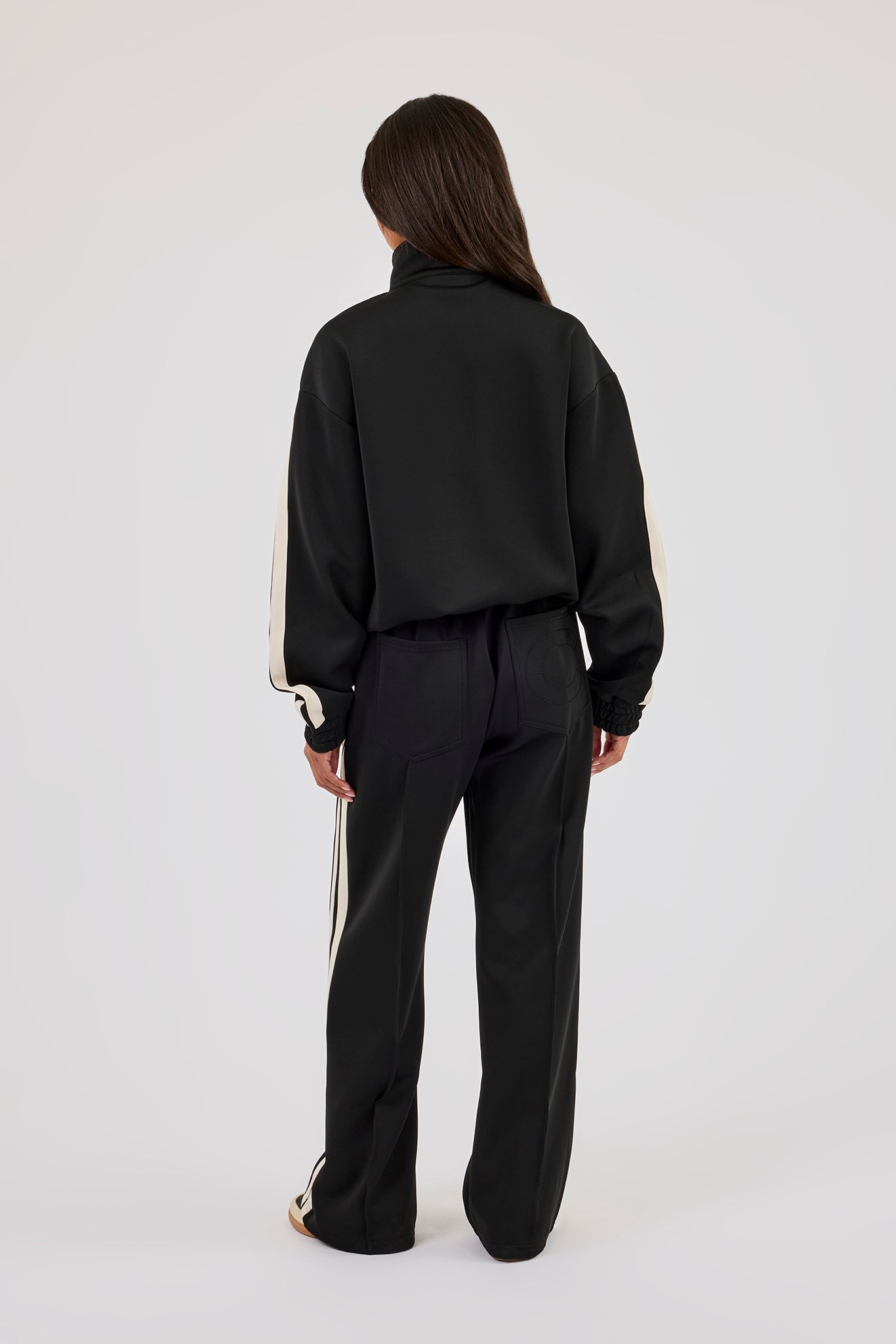 Jacke mit Trichterhalsausschnitt und Jogginghose mit weitem Bein - Schwarz