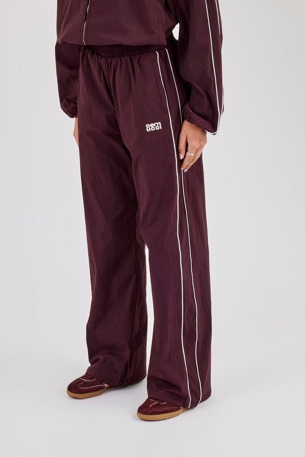 Weite Trainingshose mit Nylonpaspelierung – Burgunderrot