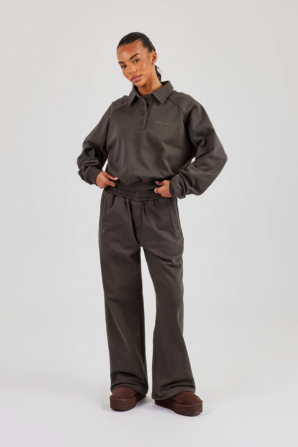 Polo-Sweatshirt und Jogginghose mit weitem Bein – Kaffee