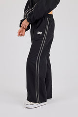 Jogginghose mit weitem Bein und Crinkle-Nylon-Paspelierung – Schwarz