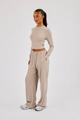 Langarmshirt und Hose aus weichem Rippstrick – Taupe