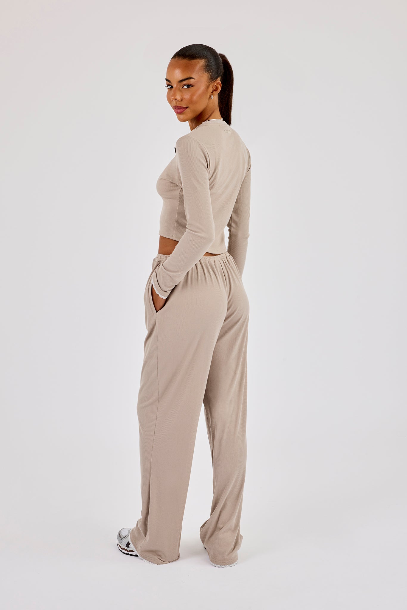 Langarmshirt und Hose aus weichem Rippstrick – Taupe