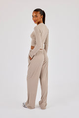 Langarmshirt und Hose aus weichem Rippstrick – Taupe