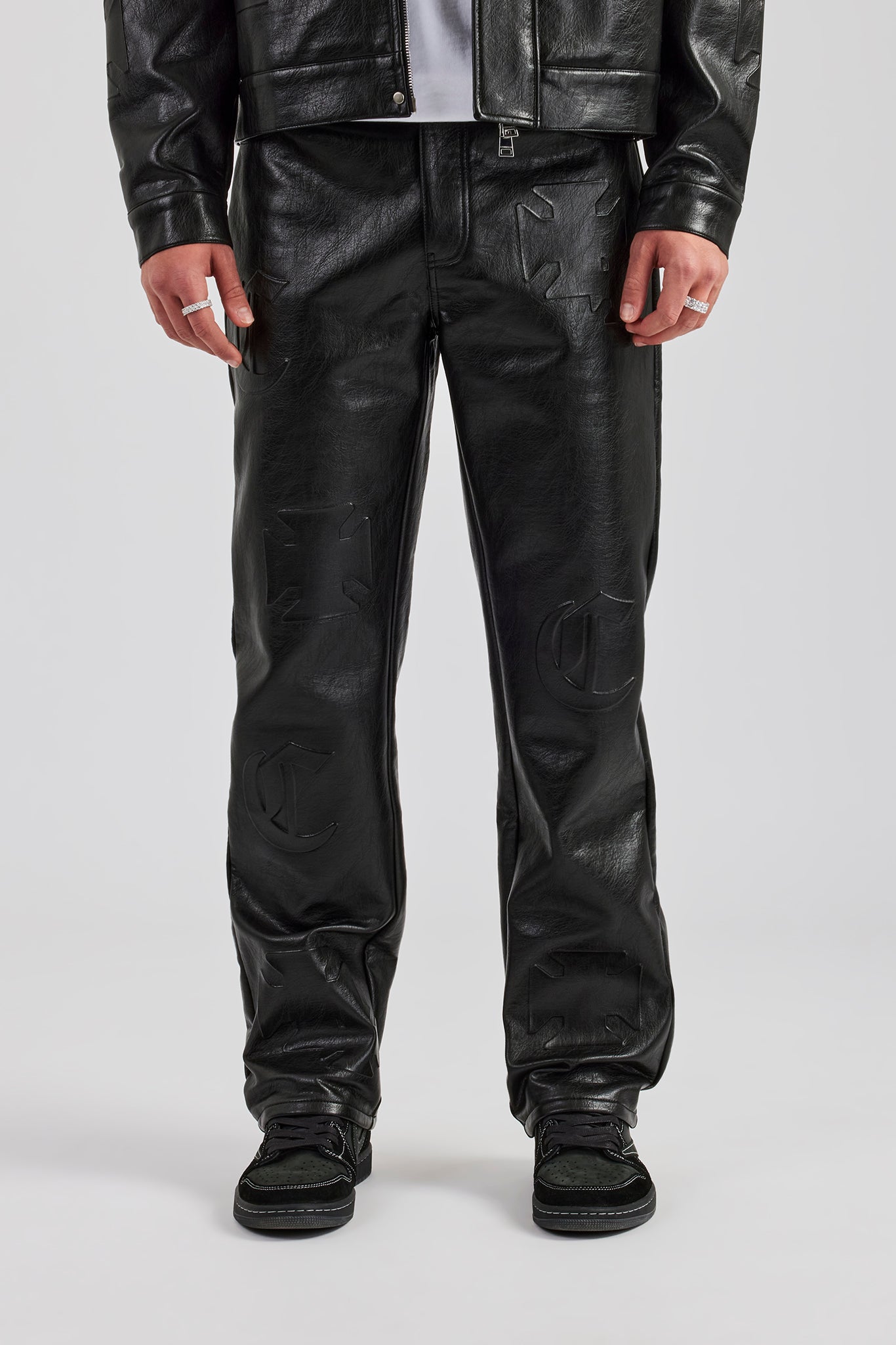 Gerade geschnittene PU-Hose mit geprägtem Motiv - Schwarz