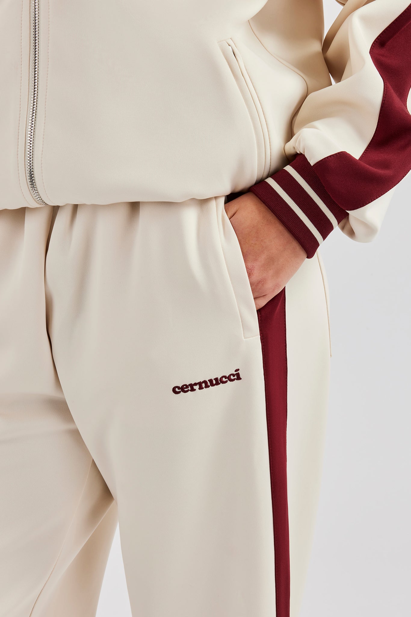 Varsity – Trainingshose mit Kontrasteinsätzen und weitem Bein – Off White