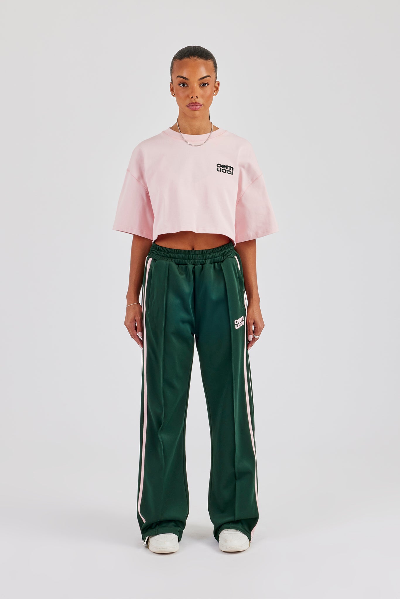 Kurzes, besticktes T-Shirt und weit geschnittene Trainingshose mit Zierband – Pink und Grün