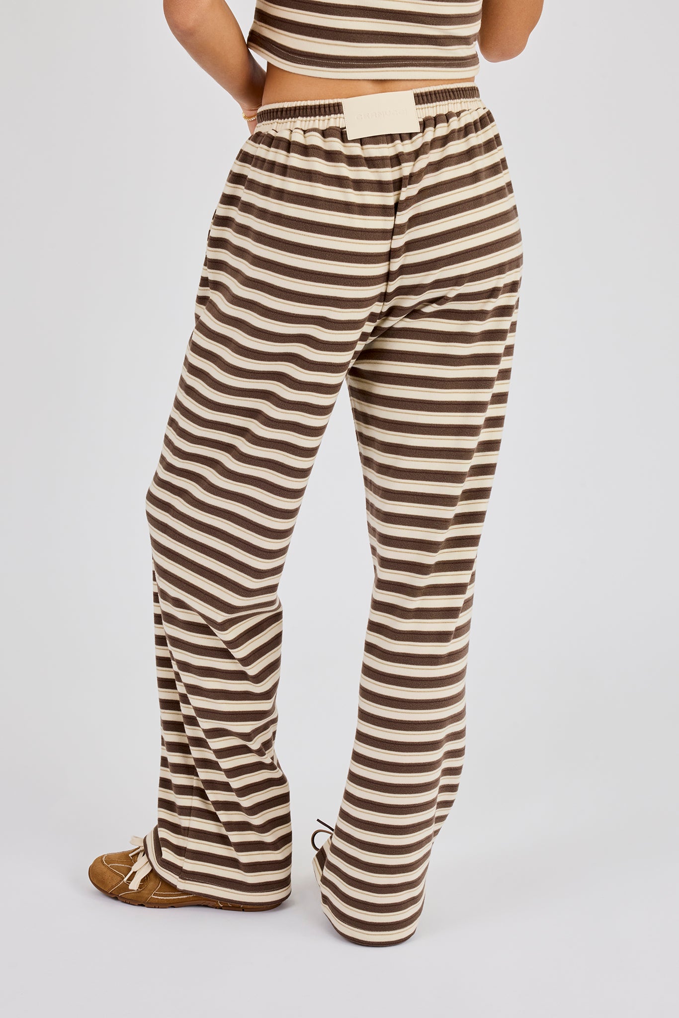 Jogginghose mit Streifenmuster, Soft-Touch-Knopfdetails und weitem Bein – Beige