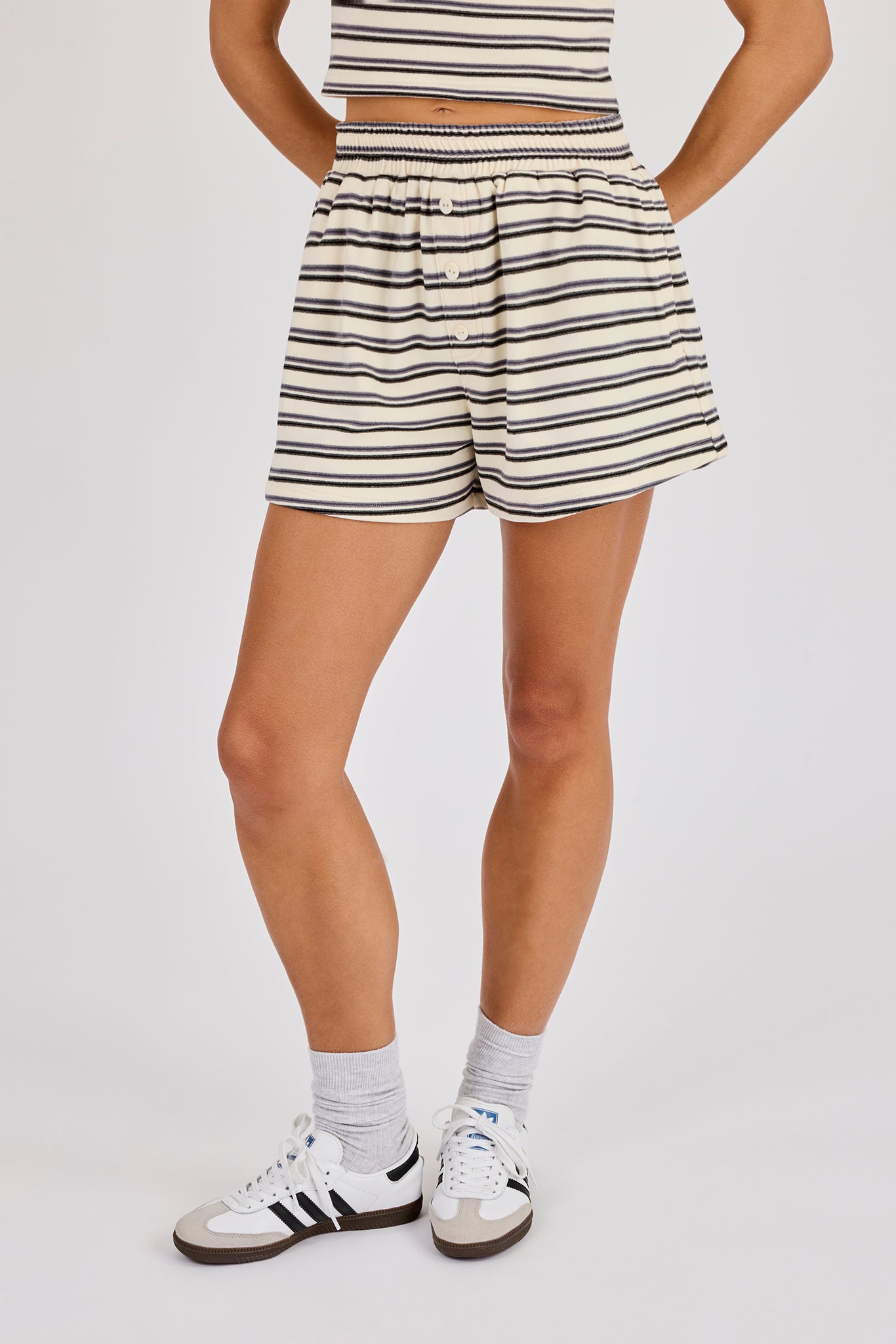 Kurze Shorts mit weichem Griff und doppeltem Streifen – Blau