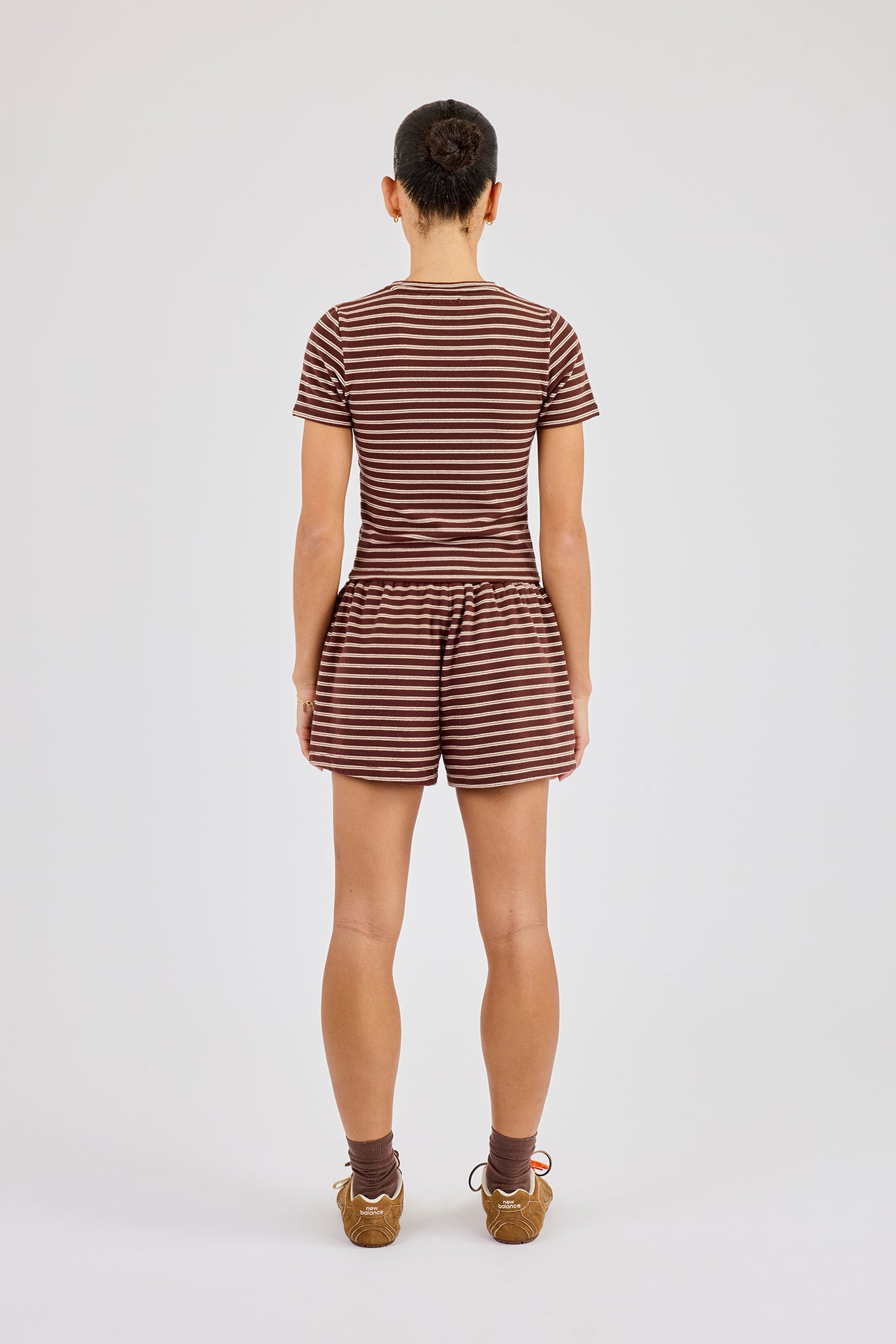 Kurzarm-Top und Shorts mit Doppelstreifen, weicher Griff – Schokoladenbraun