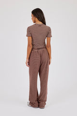 Kurzarmshirt mit weichem Griff, doppelten Streifen und weitem Bein mit Knopfdetails – Schokoladenbraun