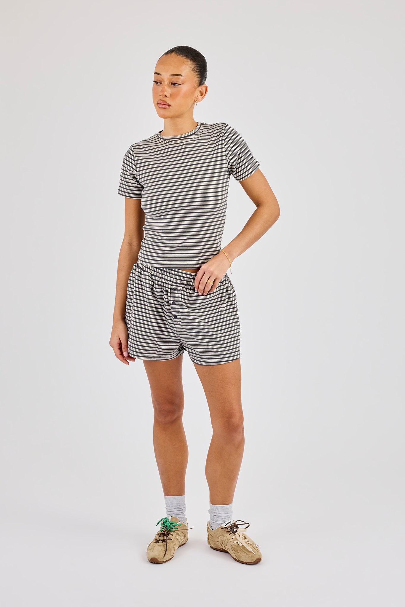 Kurzarm-Top und Shorts mit weichem Griff und Doppelstreifen – Grau
