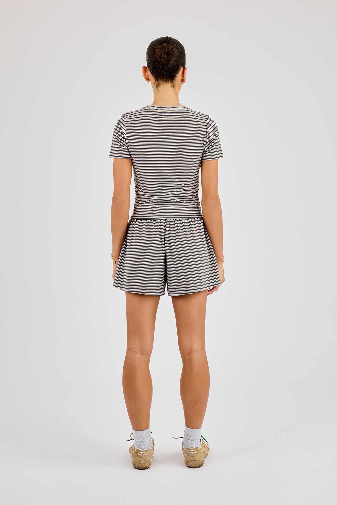Kurzarm-Top und Shorts mit weichem Griff und Doppelstreifen – Grau